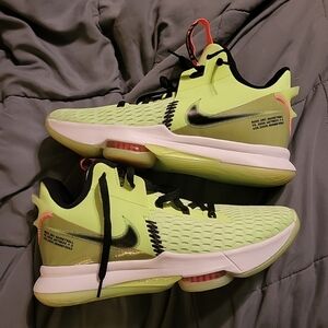 Nike 11.5 LeBron Witness 5 Grinch Basketball Shoes sneakers